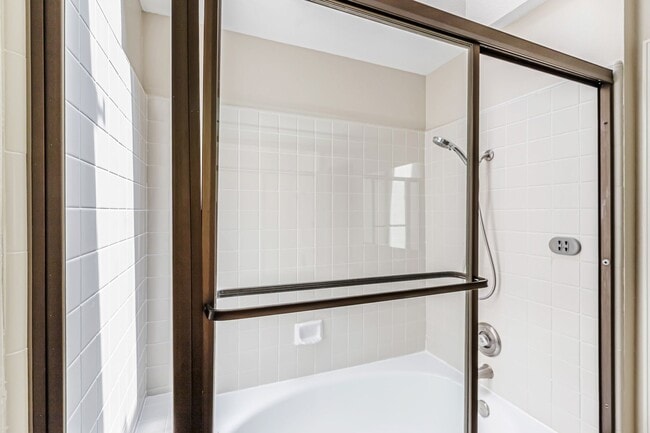 Building Photo - Two Primary Suites w/ Bonus Room l Prime L...