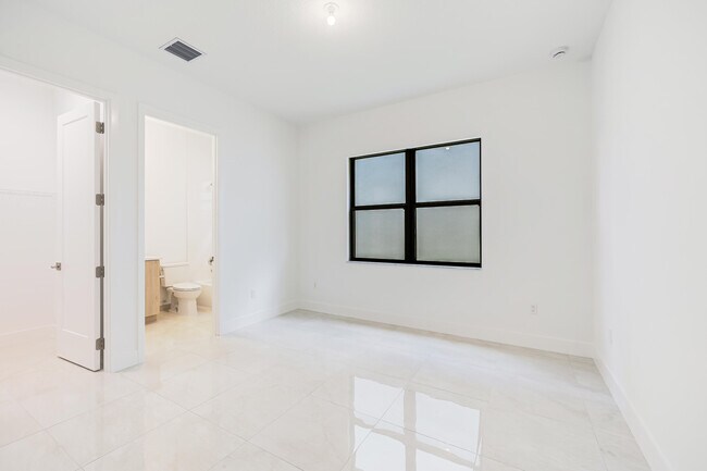 Building Photo - 9451 Riverside Pk Dr