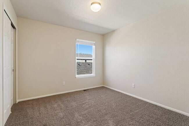 Building Photo - Spacious End-Unit Townhome with Greenbelt Views and Detached 2-Car Garage