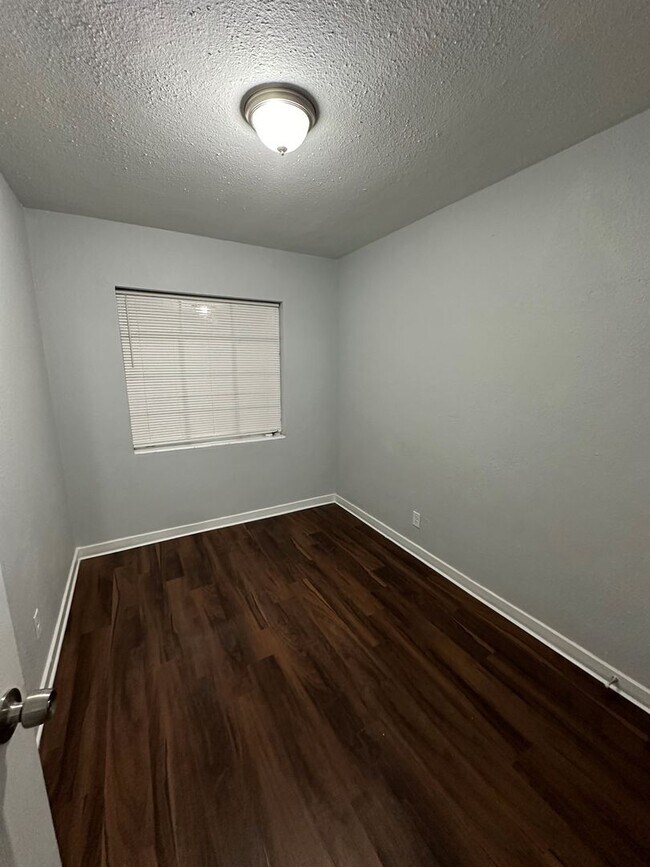 Building Photo - All Brick 4 bedroom 2 bath Northside Rental!