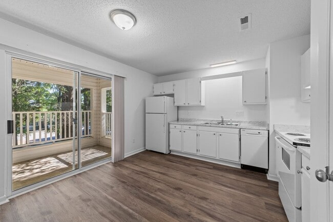 Building Photo - Lovely Three Bedrooms Two Baths Apartment.