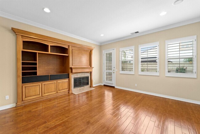 Building Photo - Beautiful & Spacious Single Level Eastlake...