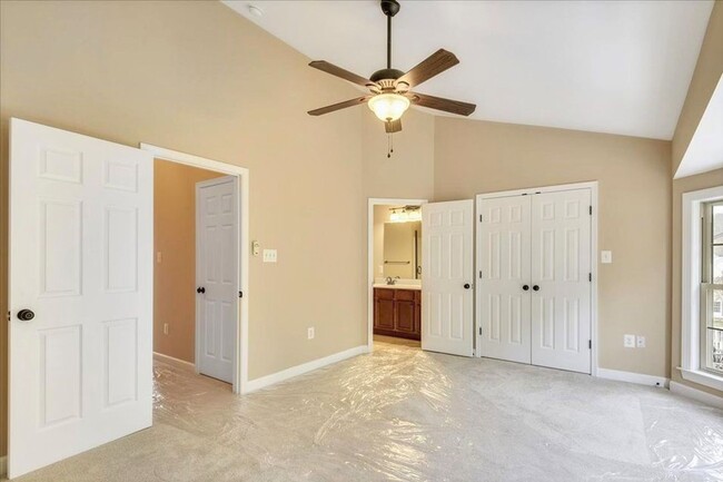 Building Photo - Beautifully maintained townhouse in Lake L...