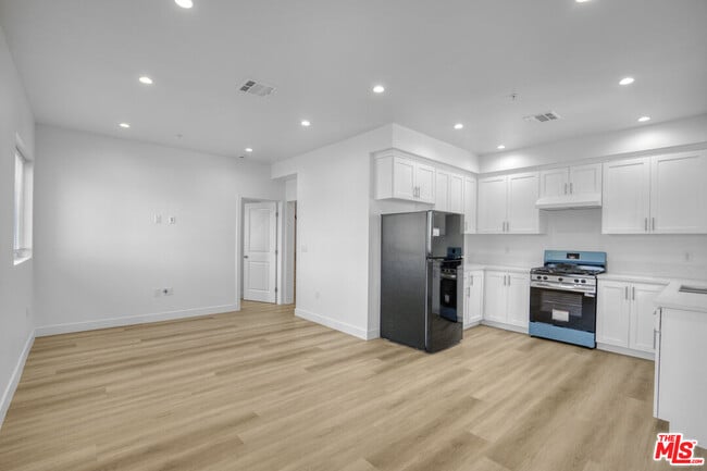 Building Photo - 618 E 28th St