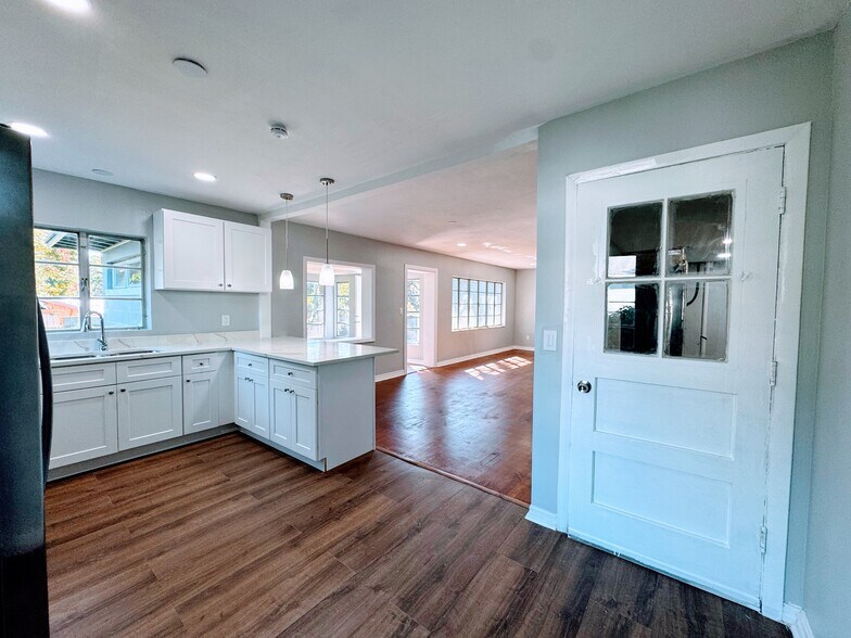 Building Photo - 747 Moravon Ave