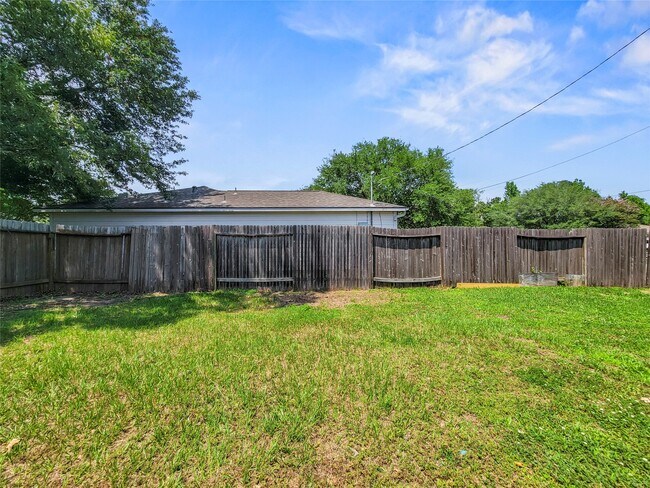 Building Photo - 16393 Many Trees Ln