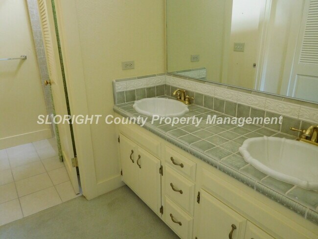 Building Photo - AVAILABLE AUGUST - Windermere Village Townhome - 3 Bed / 2.5 Bath