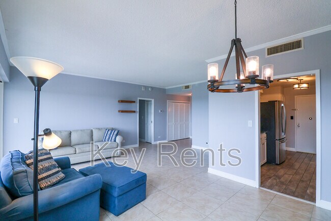 Building Photo - 825 Bayshore Dr