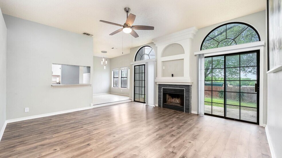 Building Photo - 9806 Pebble Ridge Dr