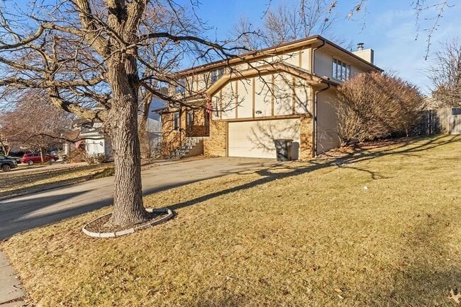 Primary Photo - Spacious Harvey Oaks 4-bedroom home with classic charm and modern updates