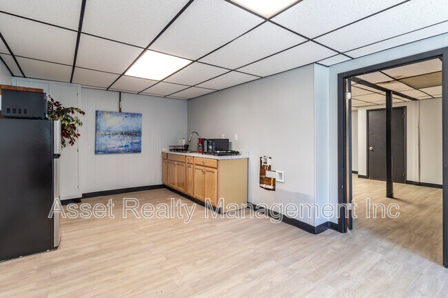 Building Photo - 708 Dutch Valley Drive Northeast - 1