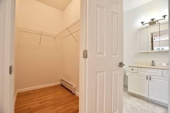 Building Photo - 244 Bowne St