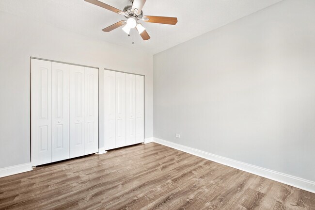 Building Photo - 4520 N Clarendon Ave