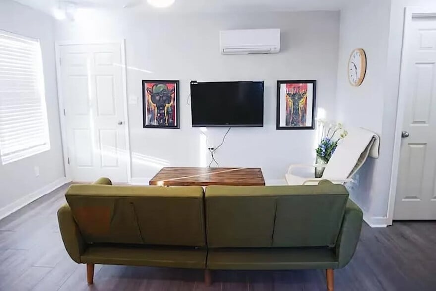 Building Photo - Room in House on Double Oaks Rd