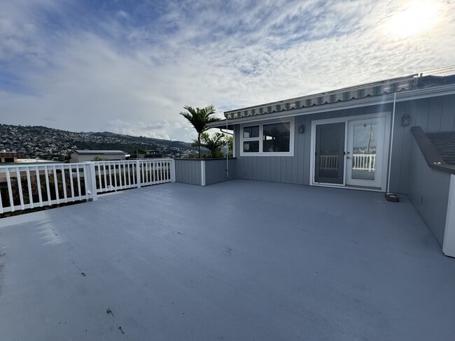 Building Photo - 1021 Koko Head Ave