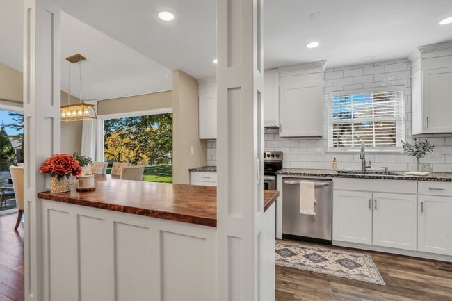 Building Photo - 658 White Ct