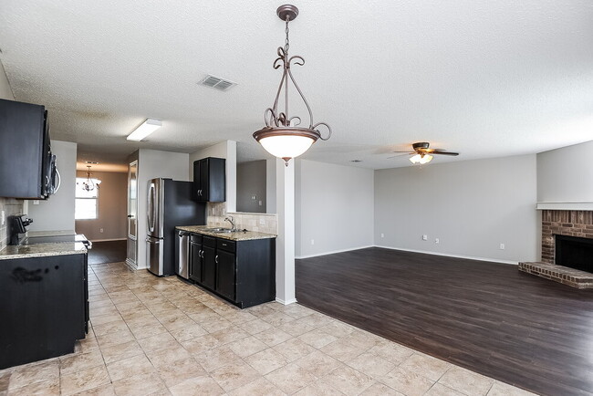 Building Photo - 2999 Fallbrook Dr