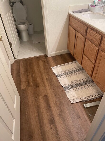 Upstairs hallway bathroom with Dual sinks - 8022 Mammoth Dr