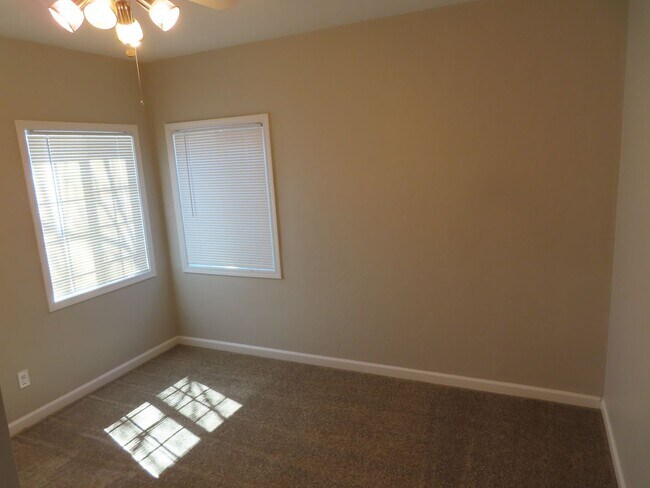 Building Photo - Three Bedroom House with Huge Bonus Room