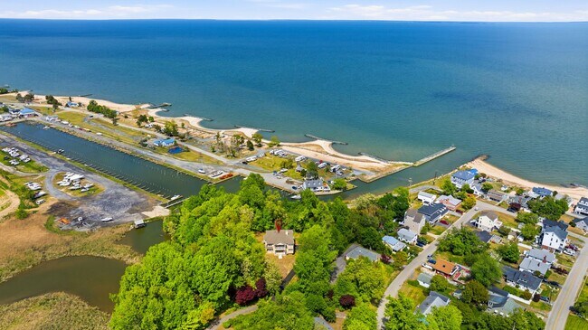 Building Photo - 5116 Shore Dr