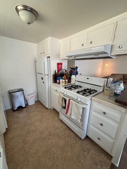 Kitchen - Pre-remodel - 420 Marine Pl