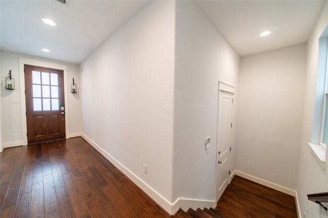 Building Photo - 1427 W 23rd St