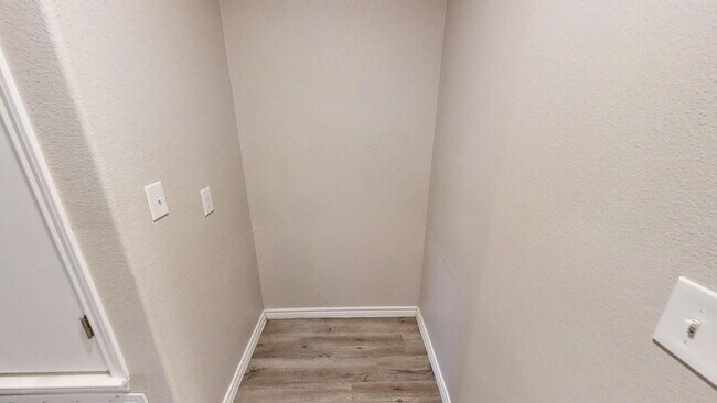 Building Photo - 130 Wind Ridge Dr
