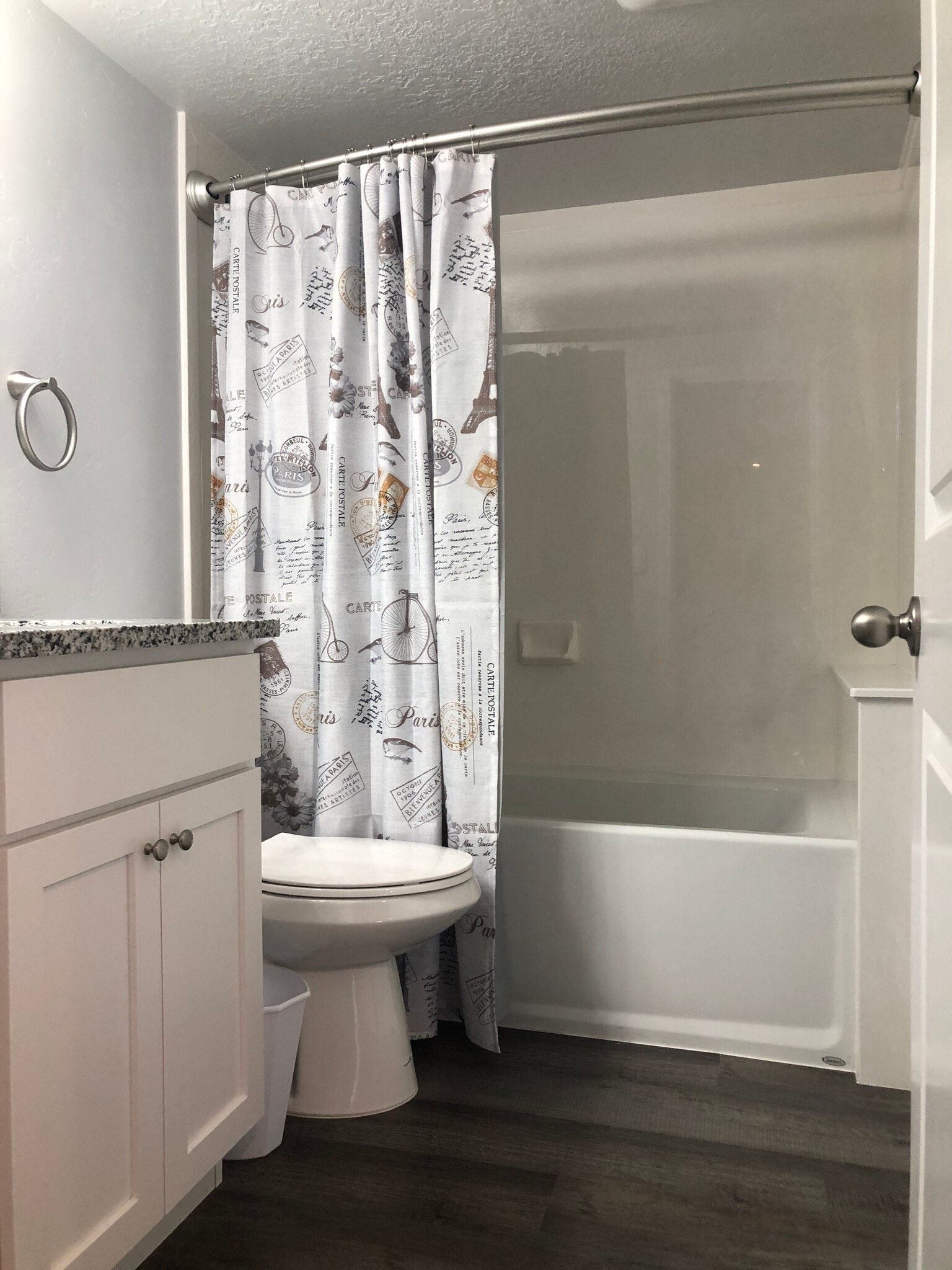 Full bath, granite countertops - 1511 S 50 W