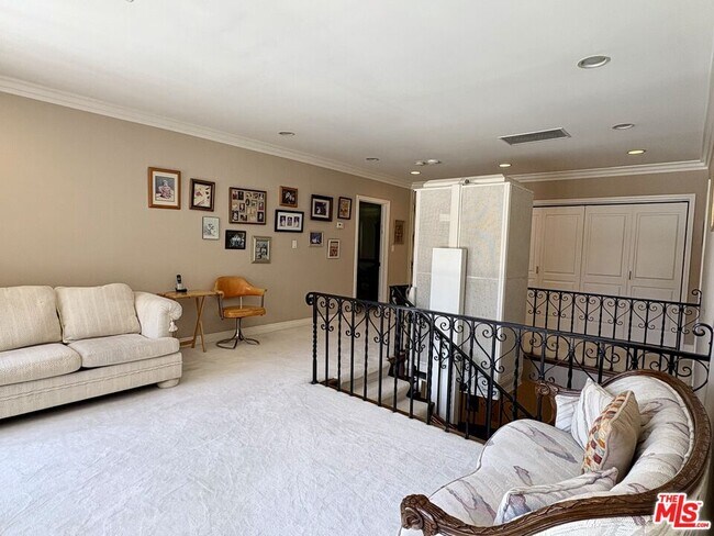 Building Photo - 414 N Las Palmas Ave