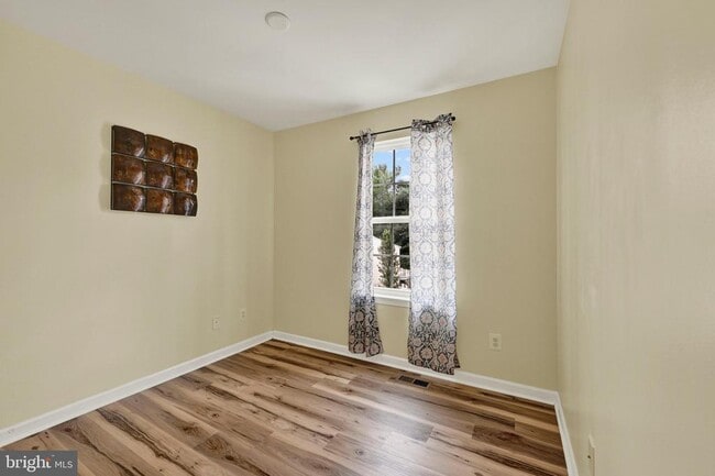 Building Photo - 713 English Ivy Way