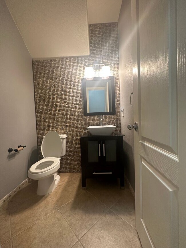 Building Photo - *$500 OFF 1ST MONTHS RENT. MUST MOVE IN BY...
