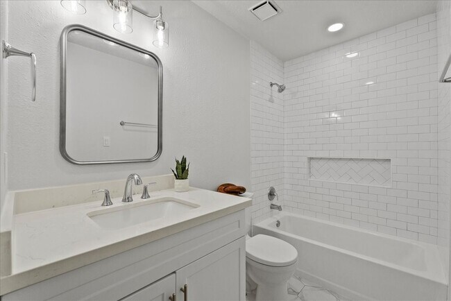 Building Photo - 310 Lakeside Dr