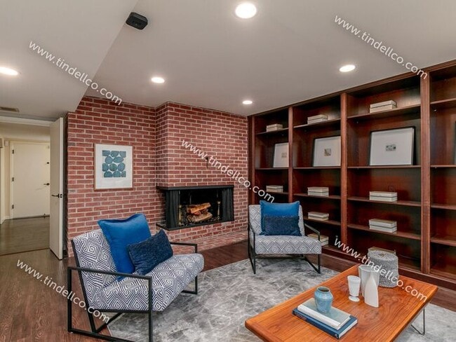 Building Photo - Spacious Mid-Century Modern Home in Counci...