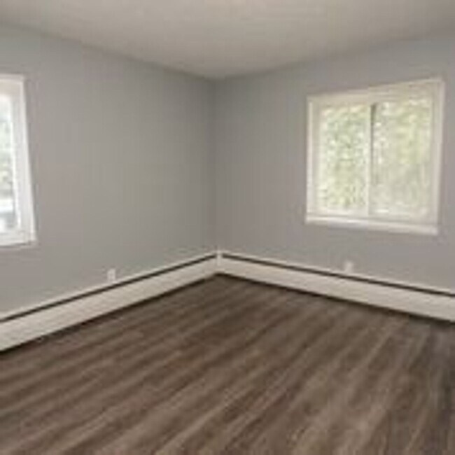 Building Photo - 2 Bedroom 1 bath - Completely renovated - Now available