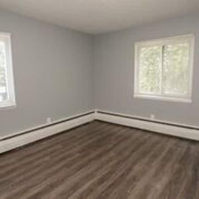 Building Photo - MOVE IN SPECIAL $300 off September rent