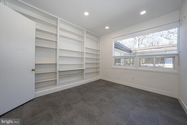 Building Photo - 39 Fairview Rd