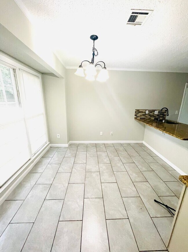 Building Photo - ** 4 Bed 2 Bath located in Brentwood ** Ca...