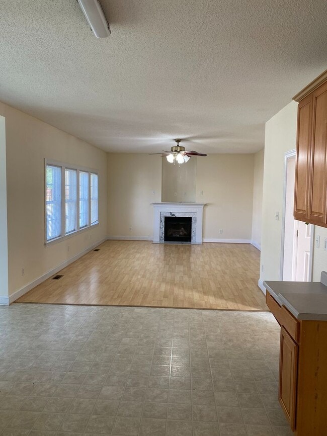 Building Photo - Stunning 4bdrm/2.5bth Home w/Loft Located ...