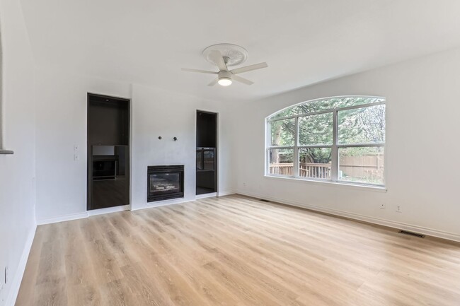 Building Photo - **Spacious, Light-Filled 4 bed, 4 bath wit...