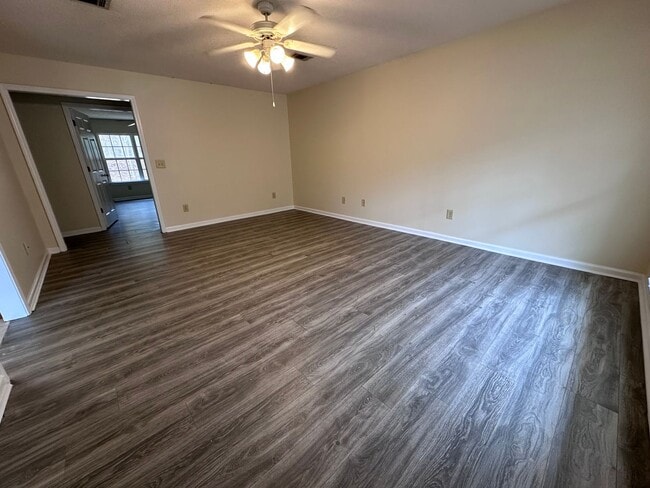 Building Photo - 346 Leafmore Rd SW