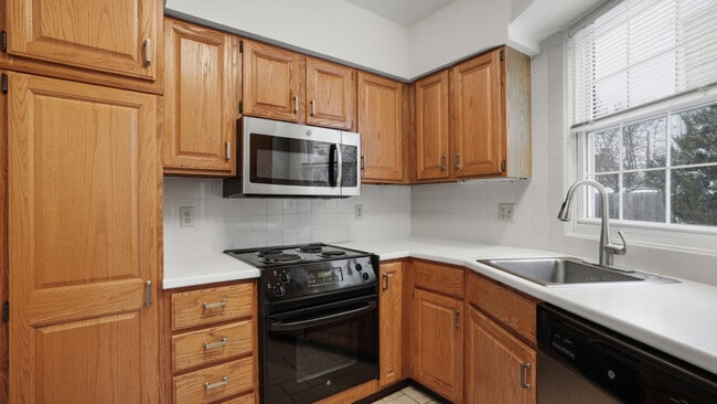 Building Photo - 6415 Howe St