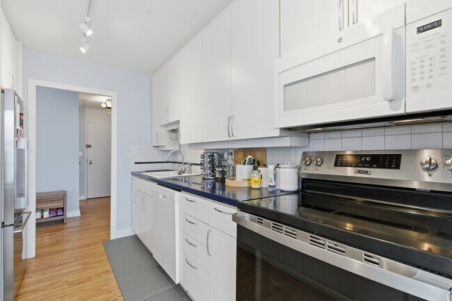 Building Photo - 5455 N Sheridan Rd