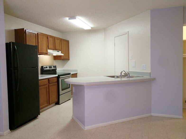 Kitchen - 2524 Corian Glen Dr