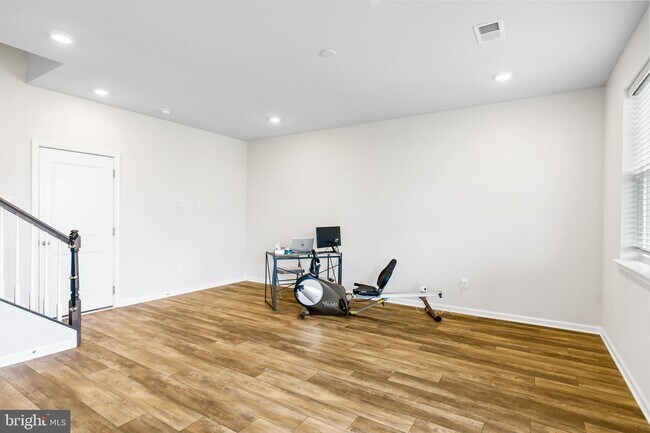 Building Photo - 18 Rome Wy