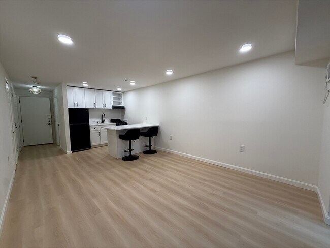 Building Photo - 2 Greenbriar Dr