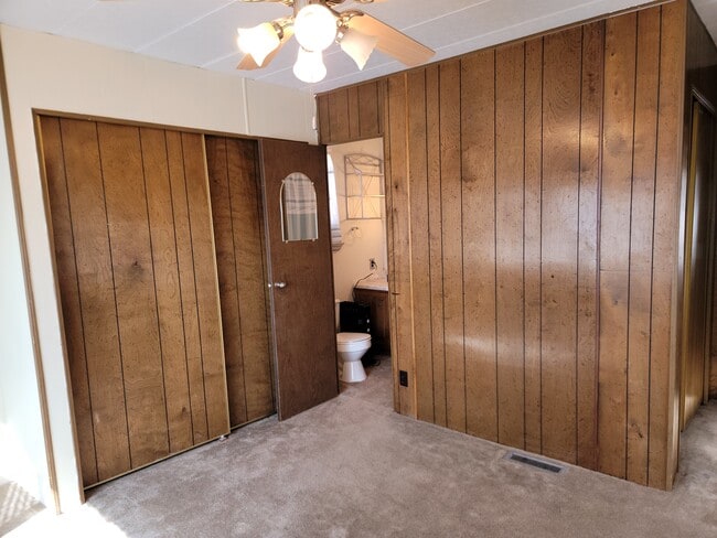 Building Photo - 10977 N Log Rd