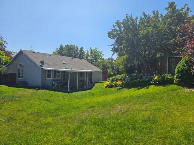 Building Photo - Southwest Reno Hidden Gem - Stunning Back ...