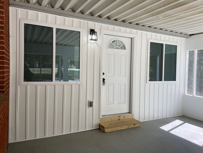 Building Photo - NEWLY REMODLED 3 BED, 2 BATH BRICK HOME LO...