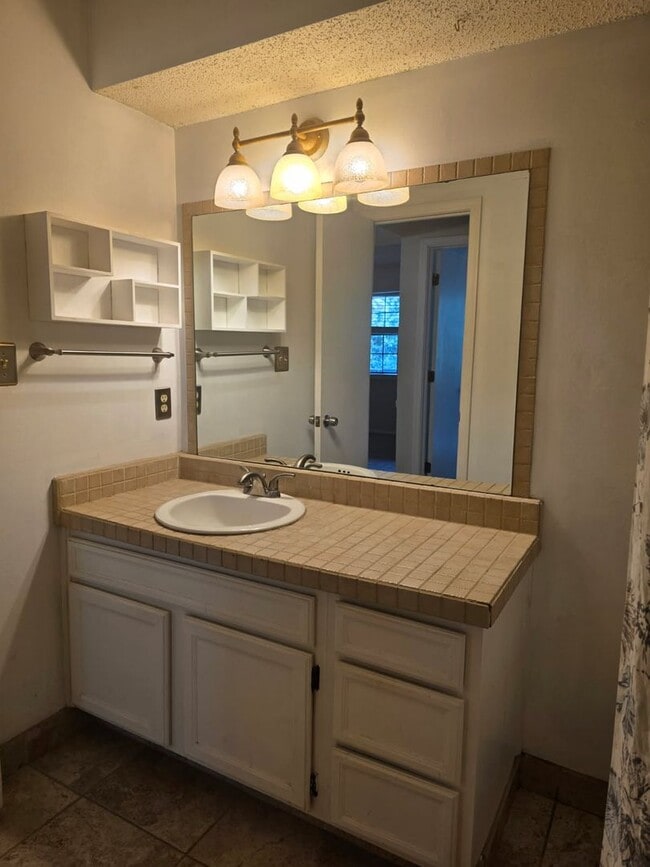 Building Photo - Nice modern style 1 Bdrm Condo in Delaware...