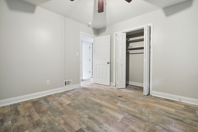 Building Photo - 1795 Queens Way